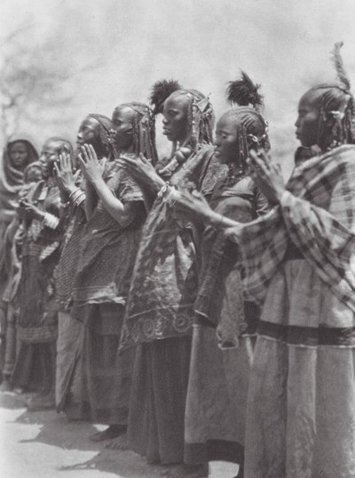 Afrika: Kvinnor från Aulad Hamid klappar takten under en dans (s/v-foto) av Hugo Adolf Bernatzik