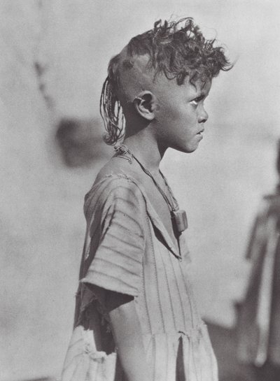 Afrika: Bisharin-barn med amulett (svartvitt foto) av Hugo Adolf Bernatzik