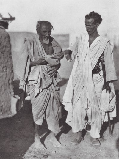 Afrika: Bisharin-män, Nubiska öknen (svartvitt foto) av Hugo Adolf Bernatzik