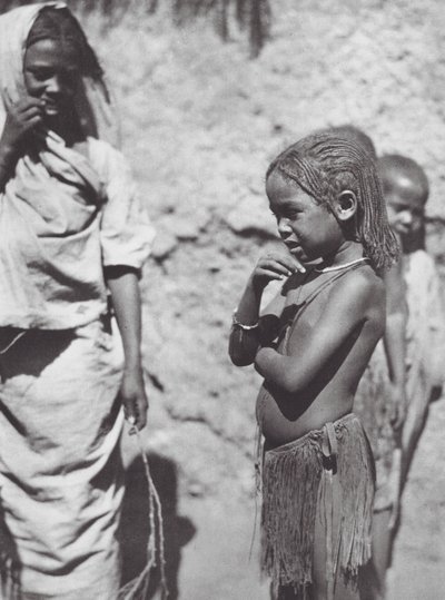 Afrika: Barn i Omdurman (svartvitt foto) av Hugo Adolf Bernatzik