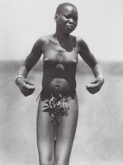 Afrika: Dansande flicka, östra Djur (svartvitt foto) av Hugo Adolf Bernatzik