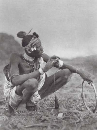 Afrika: Dinka-brudgummen köpslår om brudprydnaderna (svartvitt foto) av Hugo Adolf Bernatzik