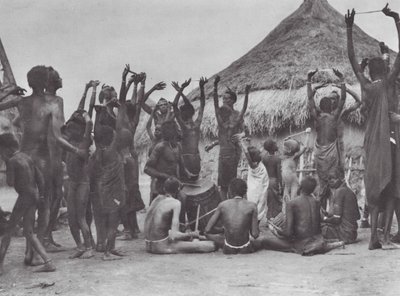 Afrika: Dinka ko-dans (svartvitt foto) av Hugo Adolf Bernatzik