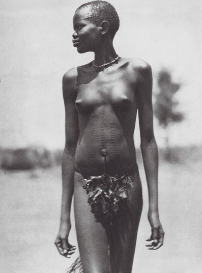 Afrika: Djur flicka, Sudan (svartvitt foto) av Hugo Adolf Bernatzik
