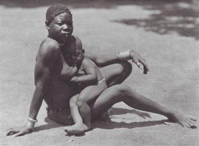 Afrika: Östra Djur, mor och barn (svartvitt foto) av Hugo Adolf Bernatzik