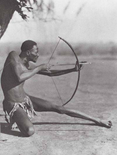 Afrika: Bågskytt från östra Djur (svartvitt foto) av Hugo Adolf Bernatzik
