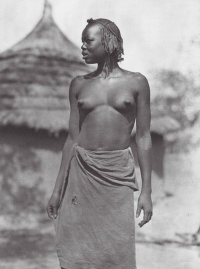 Afrika: Eliri flicka (svartvitt foto) av Hugo Adolf Bernatzik