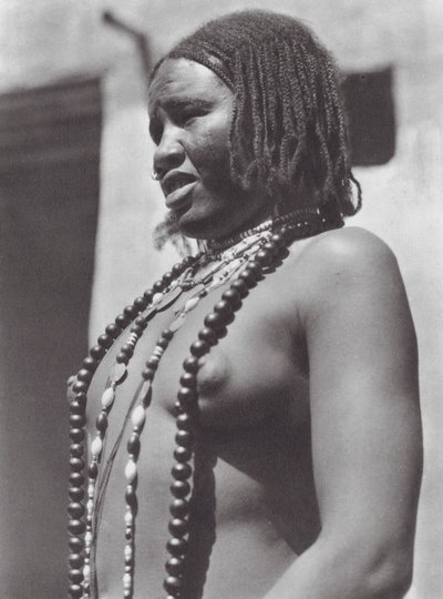 Afrika: Gawazi, en professionell dansare (svartvitt foto) av Hugo Adolf Bernatzik