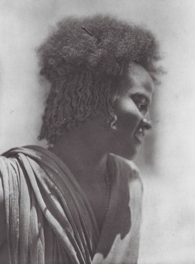 Afrika: Hadendoa ungdom, östra Sudan (svartvitt foto) av Hugo Adolf Bernatzik