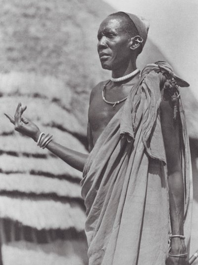 Afrika: Överhuvud för Tonga (svartvitt foto) av Hugo Adolf Bernatzik