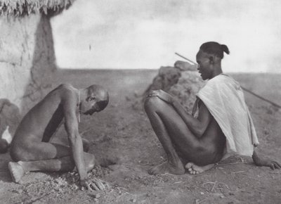 Afrika: Medicinman blöder en patient (svartvitt foto) av Hugo Adolf Bernatzik