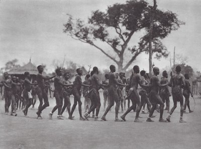 Afrika: Moru Dance (svartvitt foto) av Hugo Adolf Bernatzik
