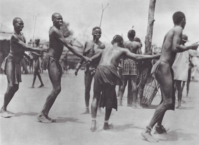 Afrika: Moru runddans (svartvitt foto) av Hugo Adolf Bernatzik