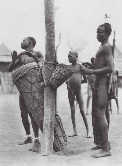 Afrika: Moru-män spelar trummor (svartvitt foto) av Hugo Adolf Bernatzik