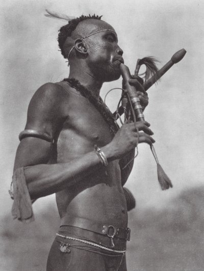 Afrika: Niambara flöjtspelare (svartvitt foto) av Hugo Adolf Bernatzik