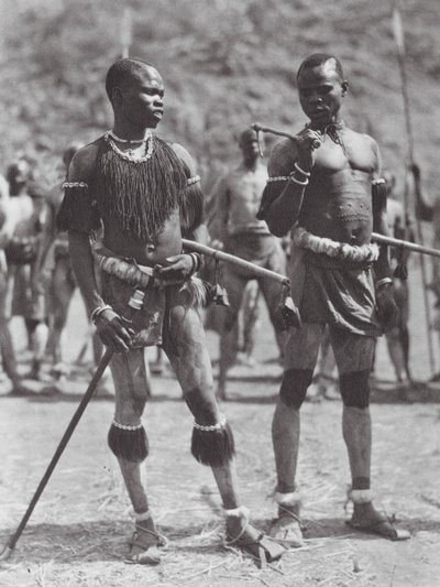 Afrika: Nuba skaller-dansare (svartvitt foto) av Hugo Adolf Bernatzik
