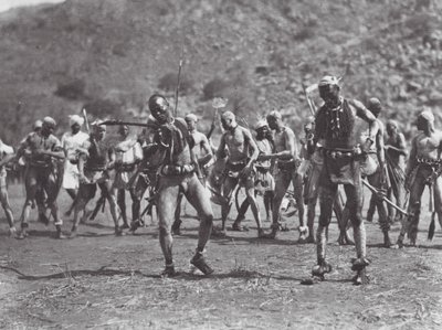 Afrika: Nuba skallra dans (svartvitt foto) av Hugo Adolf Bernatzik