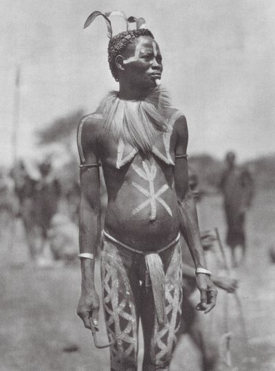 Afrika: Nubakvinna med festligt smycke (svartvitt foto) av Hugo Adolf Bernatzik
