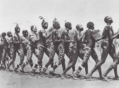 Afrika: Nubakvinnor dansar (svartvitt foto) av Hugo Adolf Bernatzik