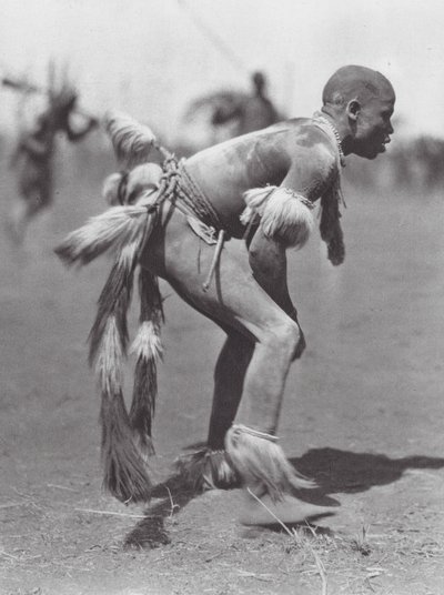 Afrika: Nuba-brottare (svartvitt foto) av Hugo Adolf Bernatzik