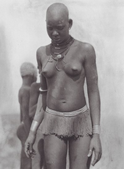 Afrika: Nuer-kvinna (svartvitt foto) av Hugo Adolf Bernatzik