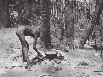 Afrika: Nuer lagar krokodilkött (svartvitt foto) av Hugo Adolf Bernatzik