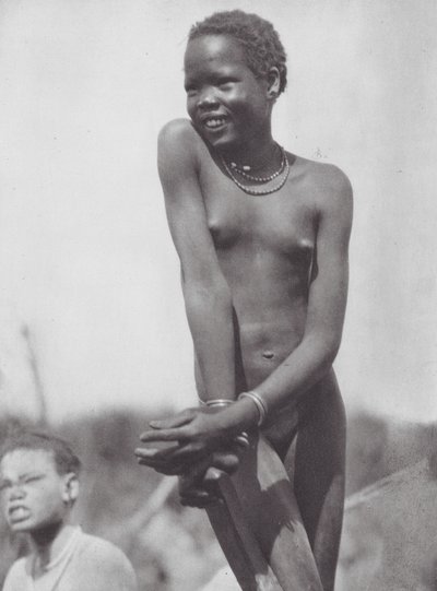 Afrika: Nuer-flicka (svartvitt foto) av Hugo Adolf Bernatzik