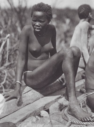 Afrika: Nuer-flicka på Bahr el Zeraf (svartvitt foto) av Hugo Adolf Bernatzik