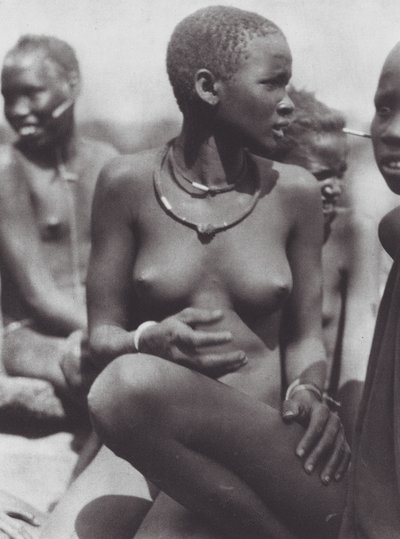 Afrika: Nuer-flicka bär halsband av giraffhår (svartvitt foto) av Hugo Adolf Bernatzik