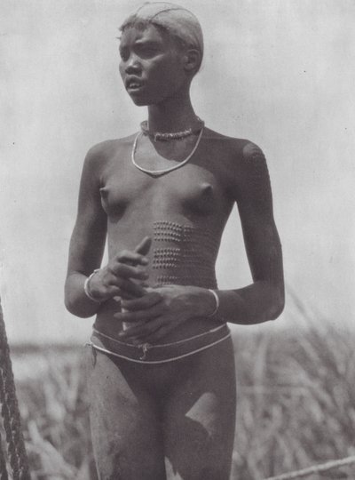 Afrika: Nuer-flicka med prydnadsärr (svartvitt foto) av Hugo Adolf Bernatzik