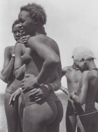 Afrika: Nuer flickor och barn (svartvitt foto) av Hugo Adolf Bernatzik