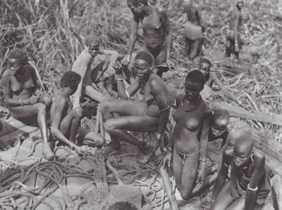 Afrika: Nuer-flickor på en sudanesisk segelbåt (svartvitt foto) av Hugo Adolf Bernatzik