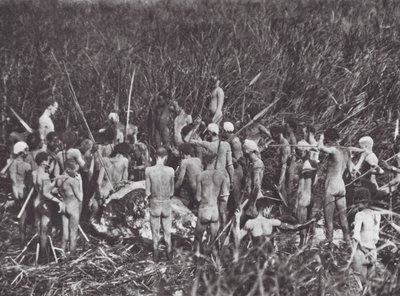 Afrika: Nuer-jägare med elefantkropp (svartvitt foto) av Hugo Adolf Bernatzik