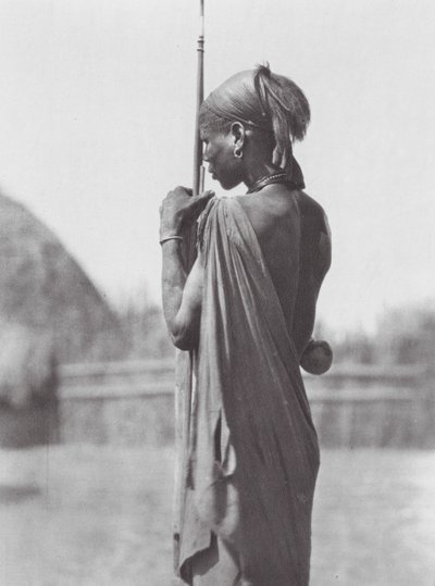 Afrika: Nuer i Shilluk-dräkt (svartvitt foto) av Hugo Adolf Bernatzik