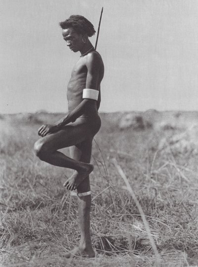 Afrika: Nuer, viloposition (svartvitt foto) av Hugo Adolf Bernatzik