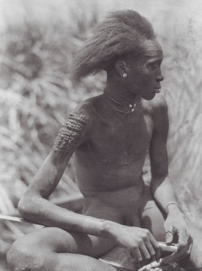 Afrika: Nuer med håret färgat rött (svartvitt foto) av Hugo Adolf Bernatzik