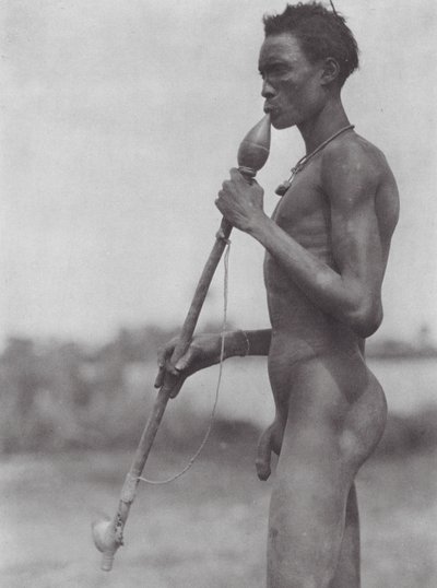 Afrika: Nueriserad dinka på Bahr el Zeraf (svartvitt foto) av Hugo Adolf Bernatzik