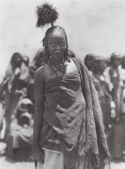Afrika: Huvudbonad av strutsfjäder som bärs av Aulad Hamids (s/v-foto) av Hugo Adolf Bernatzik