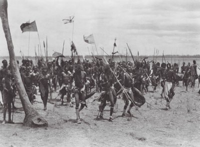 Afrika: Begravningsceremoni för Shilluk nära Tonga (s/v-foto) av Hugo Adolf Bernatzik