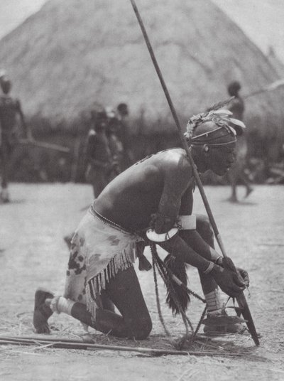 Afrika: Shilluk i festdräkt (svartvitt foto) av Hugo Adolf Bernatzik