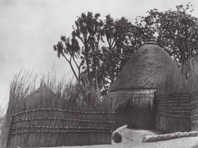 Afrika: Shilluk-tempel (svartvitt foto) av Hugo Adolf Bernatzik