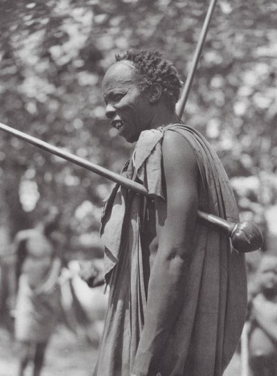 Afrika: Shilluk-krigare med klubba (svartvitt foto) av Hugo Adolf Bernatzik
