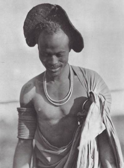 Afrika: Shilluk-krigare med huvfrisyr (svartvitt foto) av Hugo Adolf Bernatzik