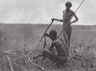 Afrika: Shilluk-krigare vilar (svartvitt foto) av Hugo Adolf Bernatzik