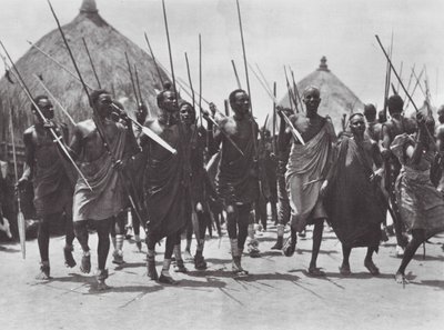 Afrika: Shilluk-krigare stormar en hövdings grav (svartvitt foto) av Hugo Adolf Bernatzik