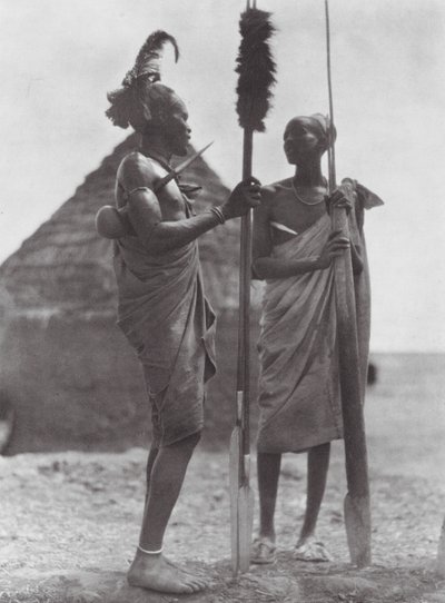 Afrika: Shilluks i festivalklänning (svartvitt foto) av Hugo Adolf Bernatzik
