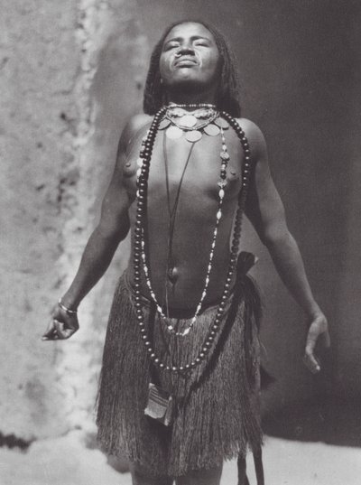 Afrika: Sudanesisk magdansös (svartvitt foto) av Hugo Adolf Bernatzik
