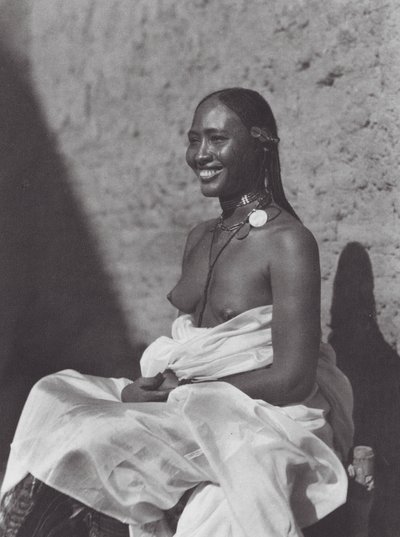 Afrika: Sudanesisk kvinna från Omdurman (s/v-foto) av Hugo Adolf Bernatzik