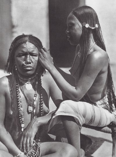 Afrika: Sudanesiska kvinnor flätar hår (svartvitt foto) av Hugo Adolf Bernatzik