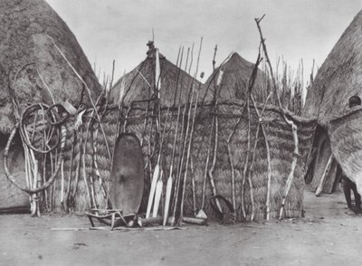 Afrika: En avliden Shilluk-hövdings egendom (svartvitt foto) av Hugo Adolf Bernatzik
